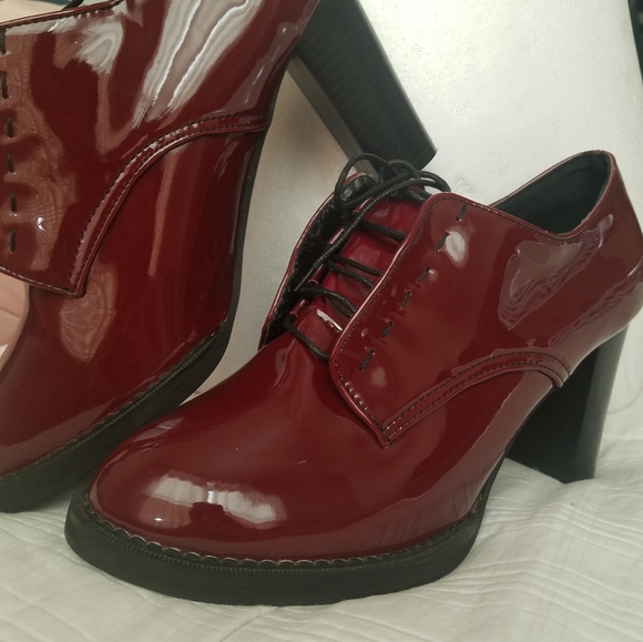 Italian brand Vero Cuoio Burgundy Oxford Patent Red Leather Booties - Picture 6 of 9